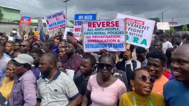 Breaking: Protest in Abuja,  “We are hungry” protesters shout in anger.